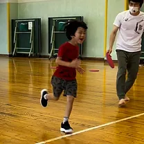 野々市市教室に参加している、かけっこをする笑顔のキッズ