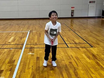 小松市会場にて、なわとびを持って楽しそうな笑顔の小学生男児の男の子