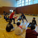 野々市スポーツ少年団リーダー研修会の講師として、子供に運動指導をする大久保先生