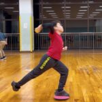 野々市市教室にて、小さなボールをカッコよく投げる小学生男児の子供