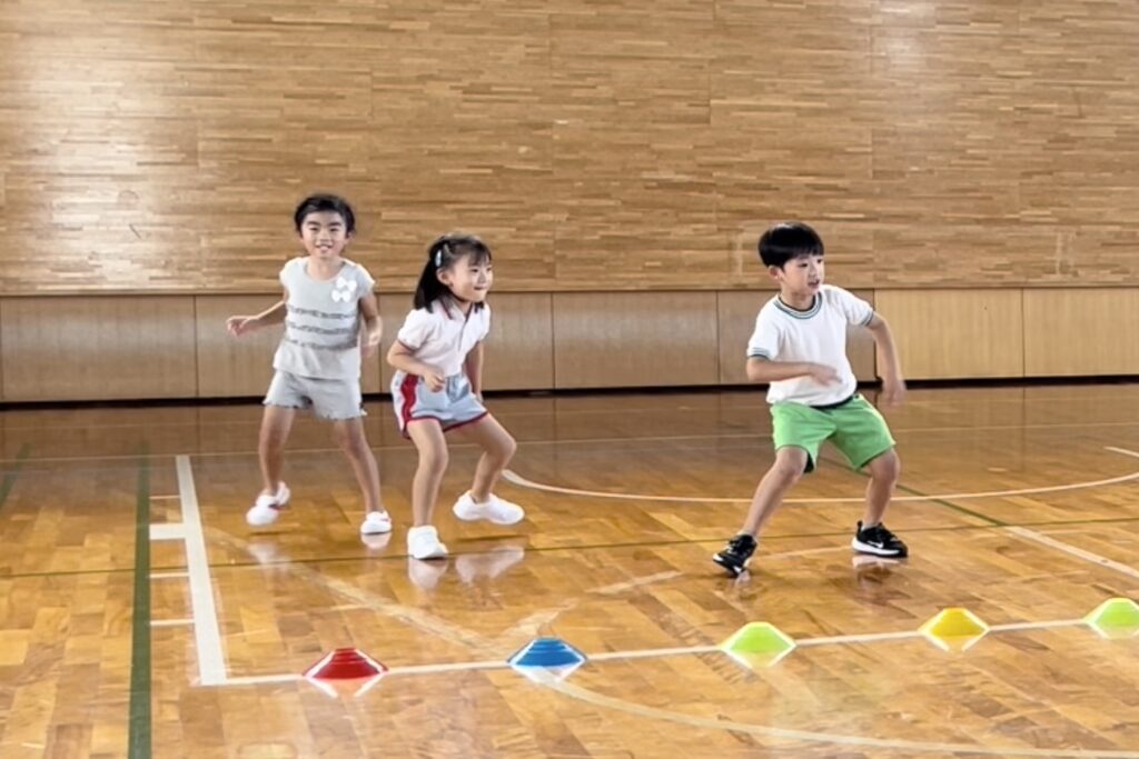 福井市教室にて、鬼ごっこを楽しむ幼児三人