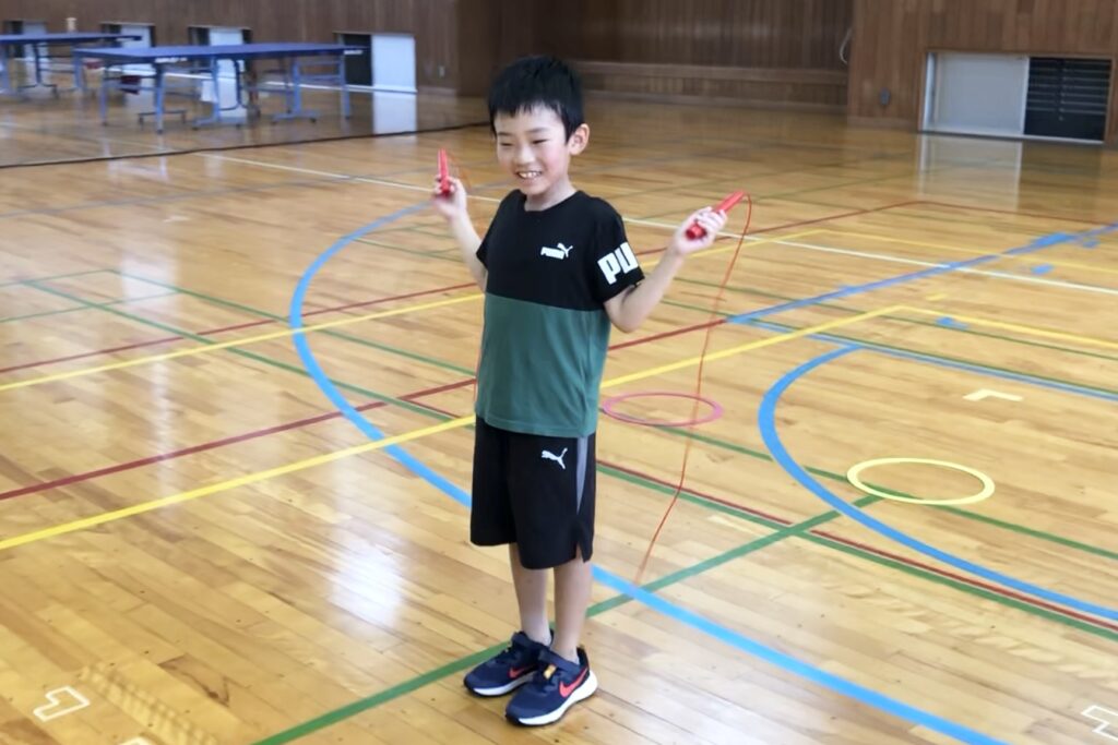 金沢市教室にて、縄跳びがとべて嬉しそうな小学生男児