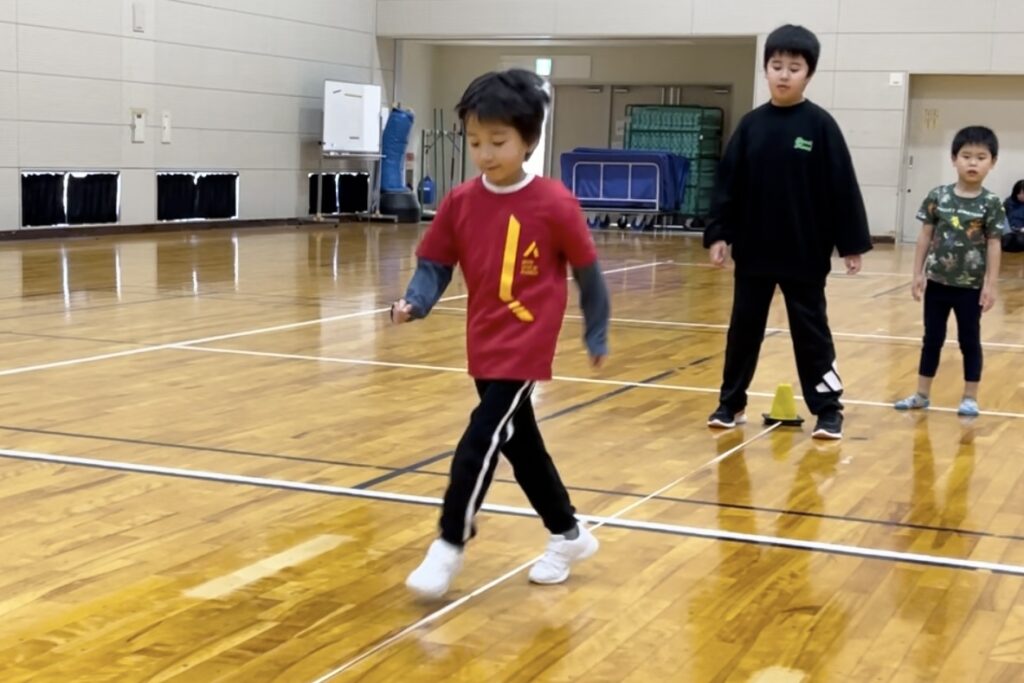 小松市会場にて、スポーツリズムトレーニングを楽しそうにする小学生男児の子供