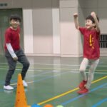 白山市教室にて、笑顔でガッツポーズをする小学生の子供