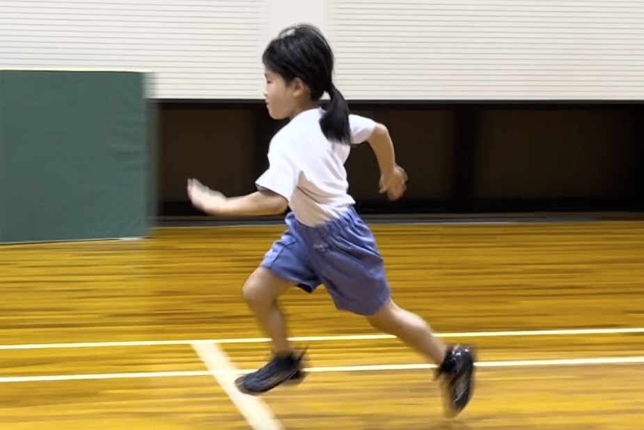 加賀市教室にて、かっいいフォームで短距離走を走る小学生女児の子供