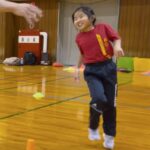 金沢市冨樫教室にて、満遍お笑顔でジャンプする小学生女児の子供