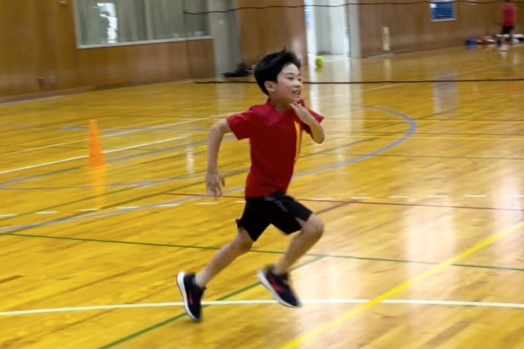 金沢市額谷教室にて、かっこいいフォームで走る小学生の子供