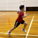 加賀市教室にて、かっこいいフォームで短距離走を走る小学生男児の子供
