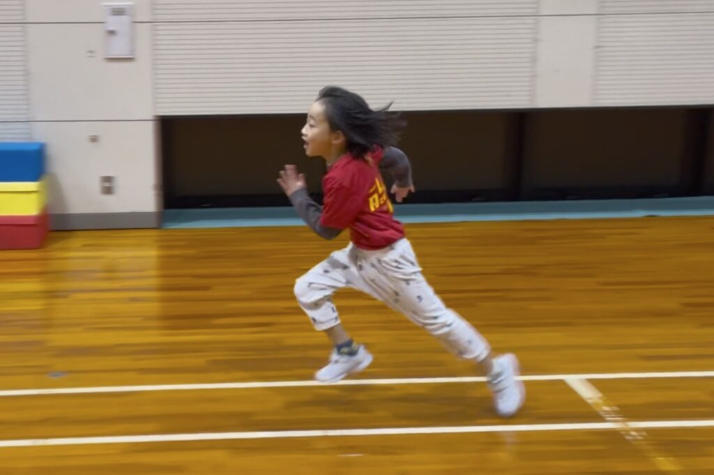加賀市教室にて、かっこいいよく走り抜ける幼児の子供