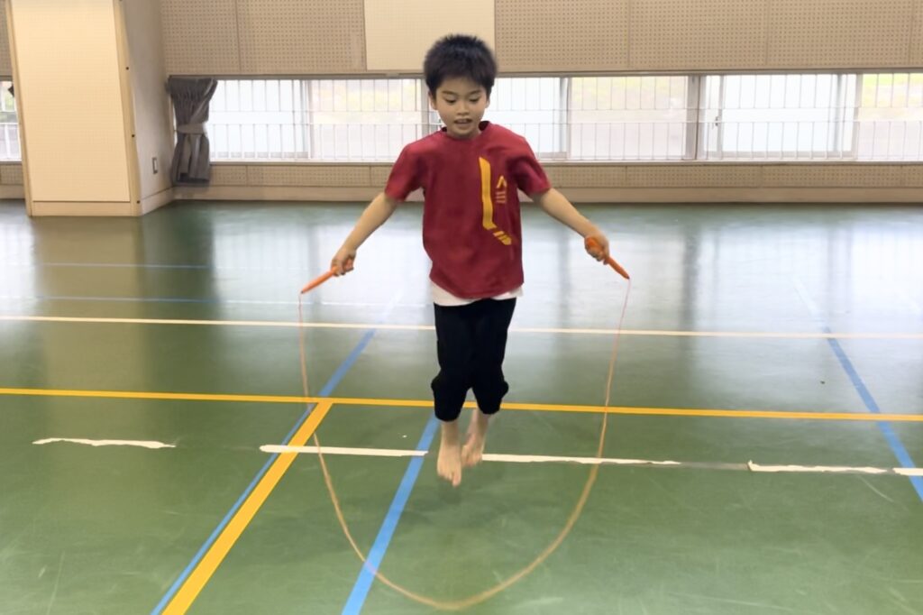 白山市教室にて、一生懸命に縄跳びを跳ぶ小学生男児の子供