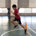 白山市教室にて、かけっこ練習をする、かっこいい走り方の小学校高学年の子供