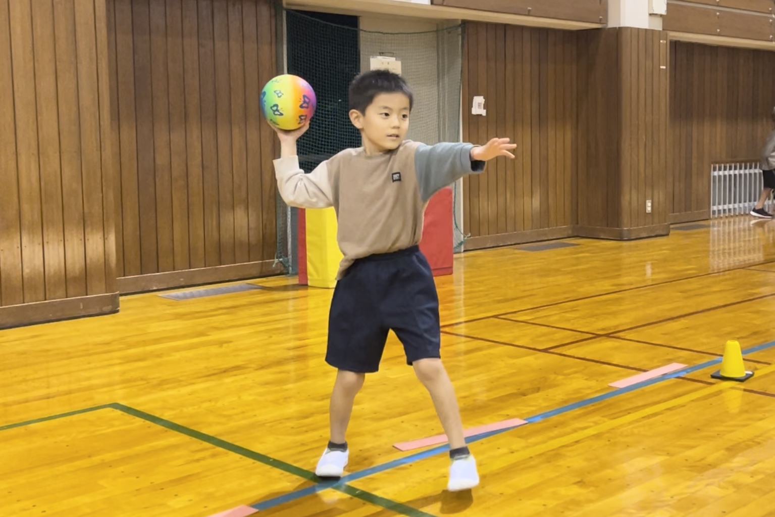 金沢市教室にて、真剣な表情でボールを投げる男児の子供