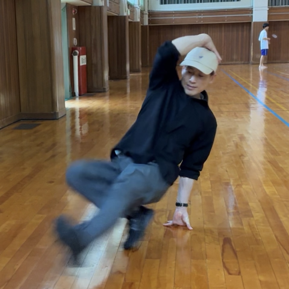 ブレイクダンスのフットワークをする大久保先生