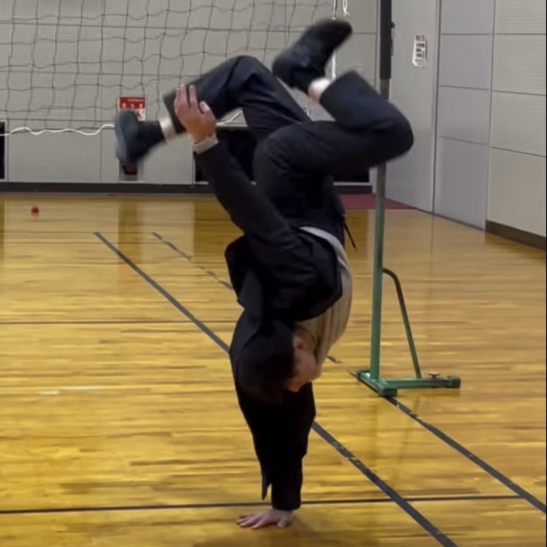 ブレイクダンスの倒立系の技「ワンハンドラビット」をする大久保先生