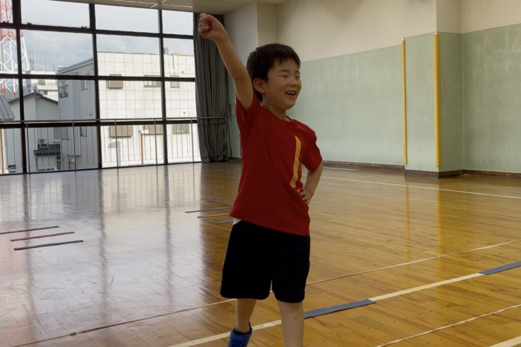 野々市市教室にて、オリジナルのフットワークトレーニングが初めてできて、ガッツポーズをする小学一年生の男児の子供