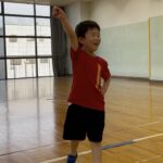 野々市市教室にて、オリジナルのフットワークトレーニングが初めてできて、ガッツポーズをする小学一年生の男児の子供