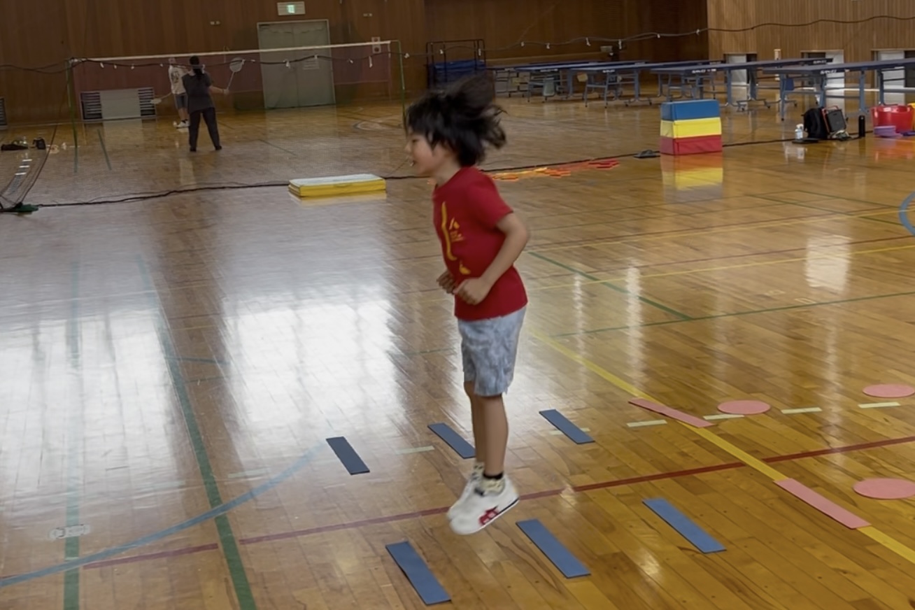 金沢市会場にて、走り方練習の「つま先ホップ」を行う男児の子供