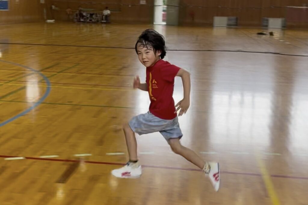 金沢市教室にて、得意そうにかけっこをする小学生男児の子供
