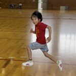 金沢市教室にて、得意そうにかけっこをする小学生男児の子供
