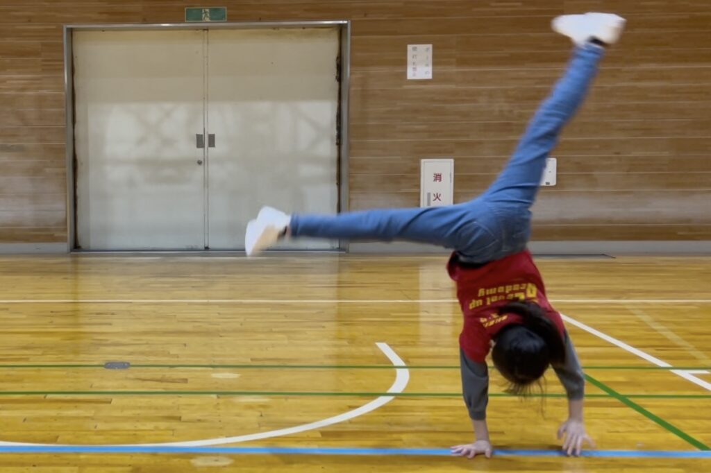 福井市教室にて、カッコよく側転をする小学生女児の子供