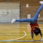 福井市教室にて、カッコよく側転をする小学生女児の子供
