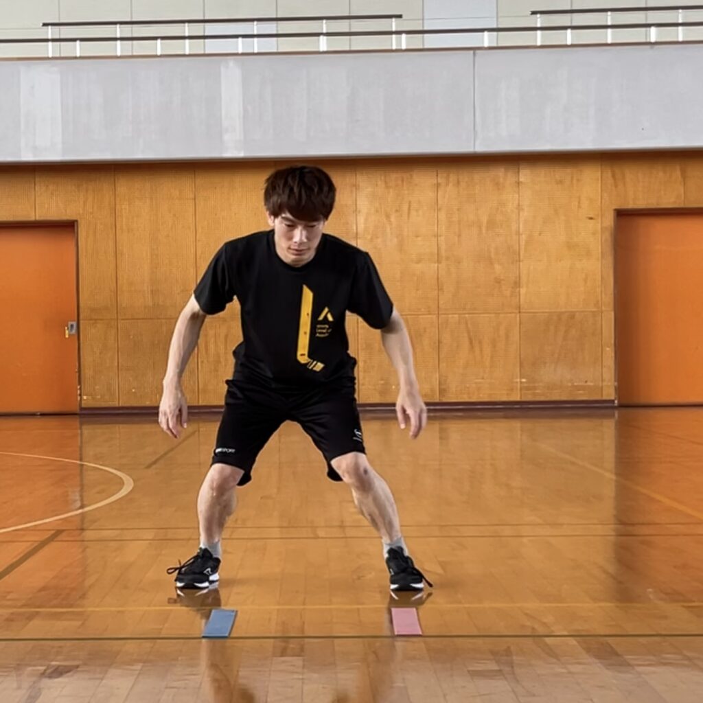 クロスオーバーステップの構え姿勢｜体の向きと重心を意識する練習