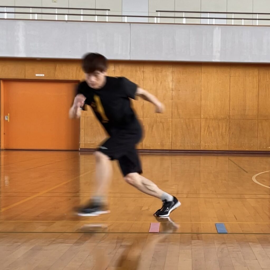 クロスオーバーステップで素早く方向転換する瞬間｜大久保先生のスポーツレベルアップアカデミー