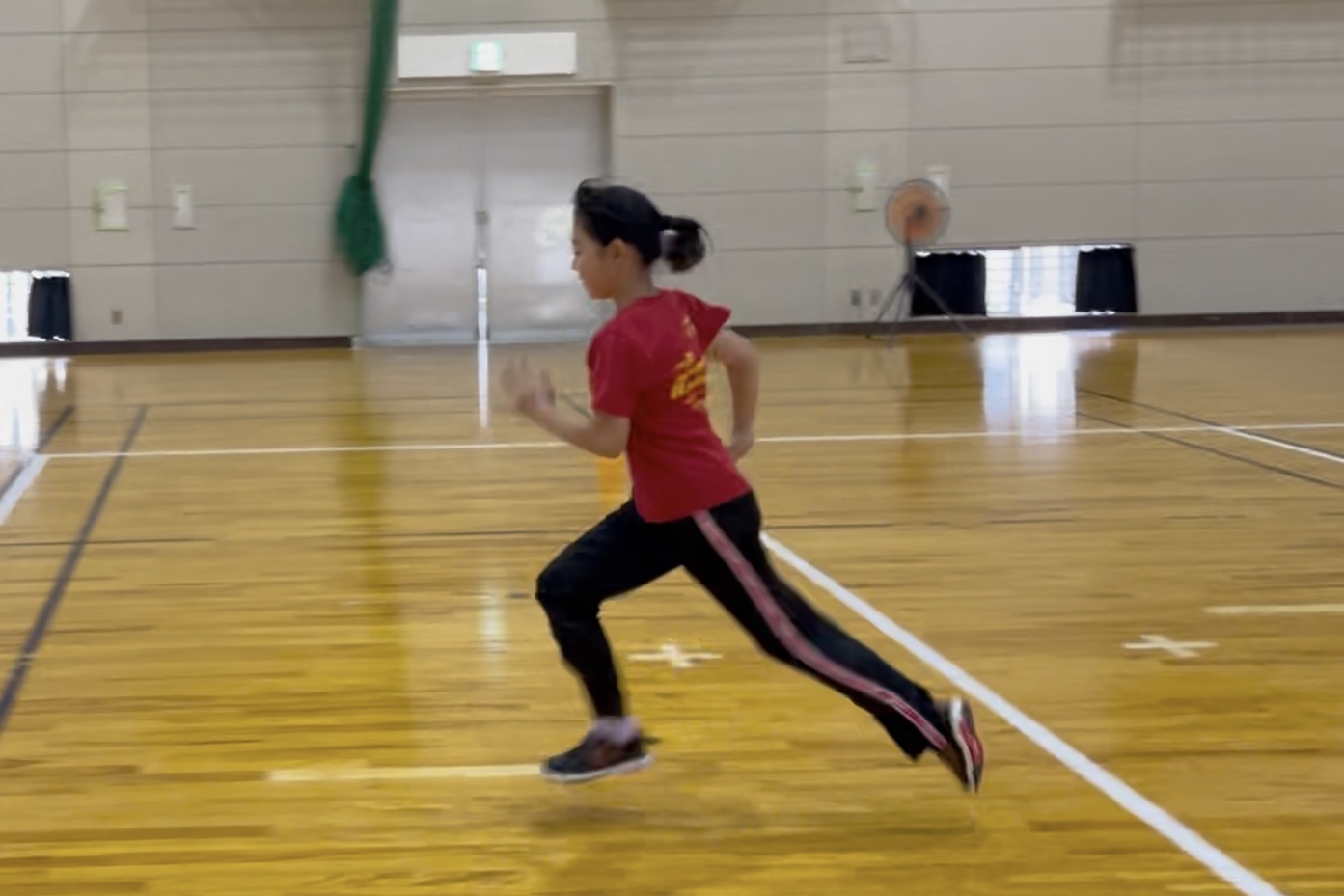 小松市の子ども向け体操教室で走り方を練習する様子。フォーム改善とスピードアップを目指すトレーニング。