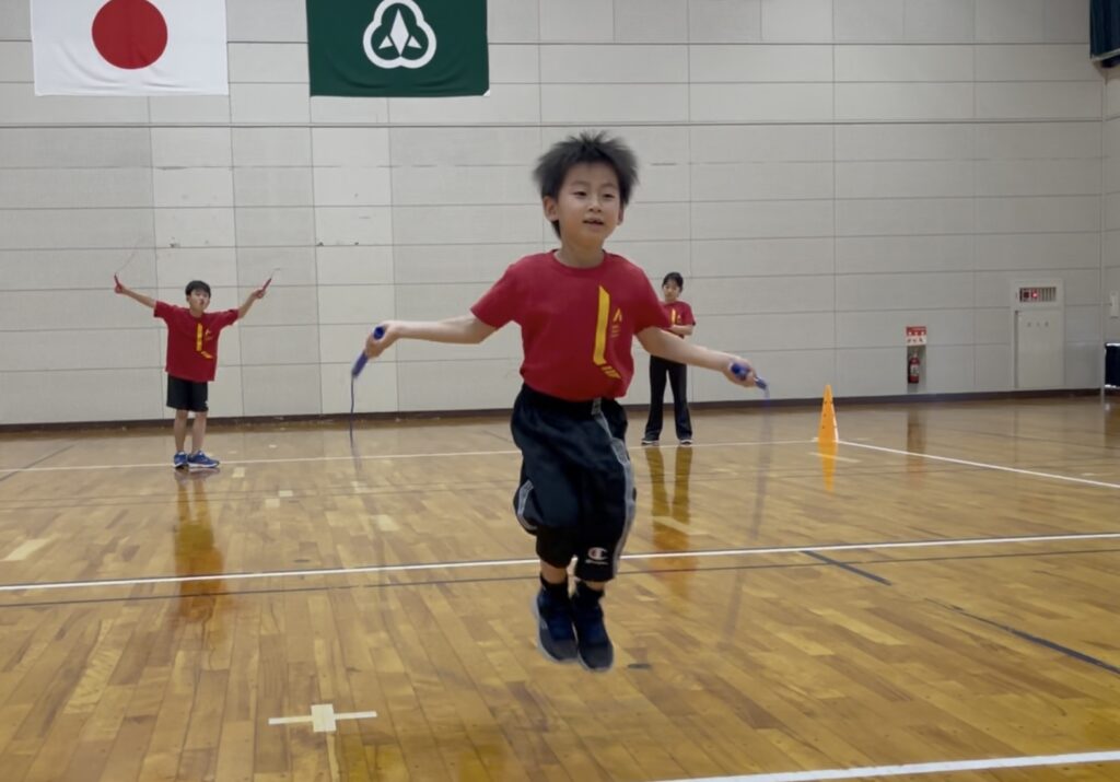 小松市の子ども体操教室で縄跳びに挑戦する様子。リズム感と体の使い方を育む練習。