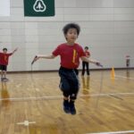 小松市の子ども体操教室で縄跳びに挑戦する様子。リズム感と体の使い方を育む練習。