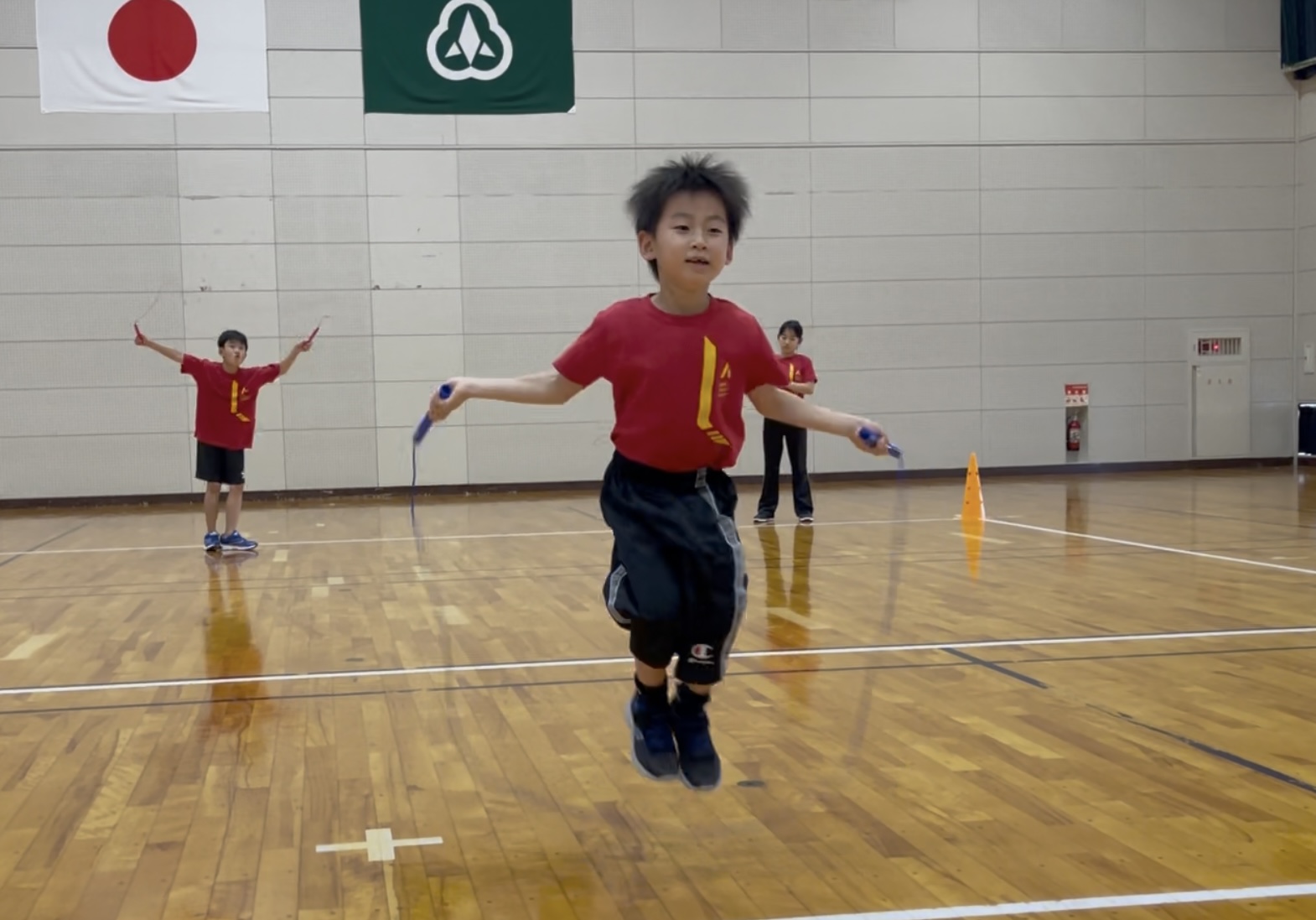 小松市の子ども体操教室で縄跳びに挑戦する様子。リズム感と体の使い方を育む練習。