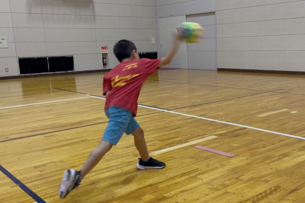 小松市の子ども体操教室でボール投げを練習する子ども。体の回転と腕の使い方を意識したフォームづくり。