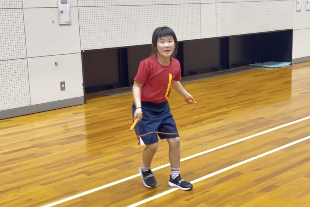 加賀市の体操教室で子どもが笑顔で縄跳びに取り組む様子