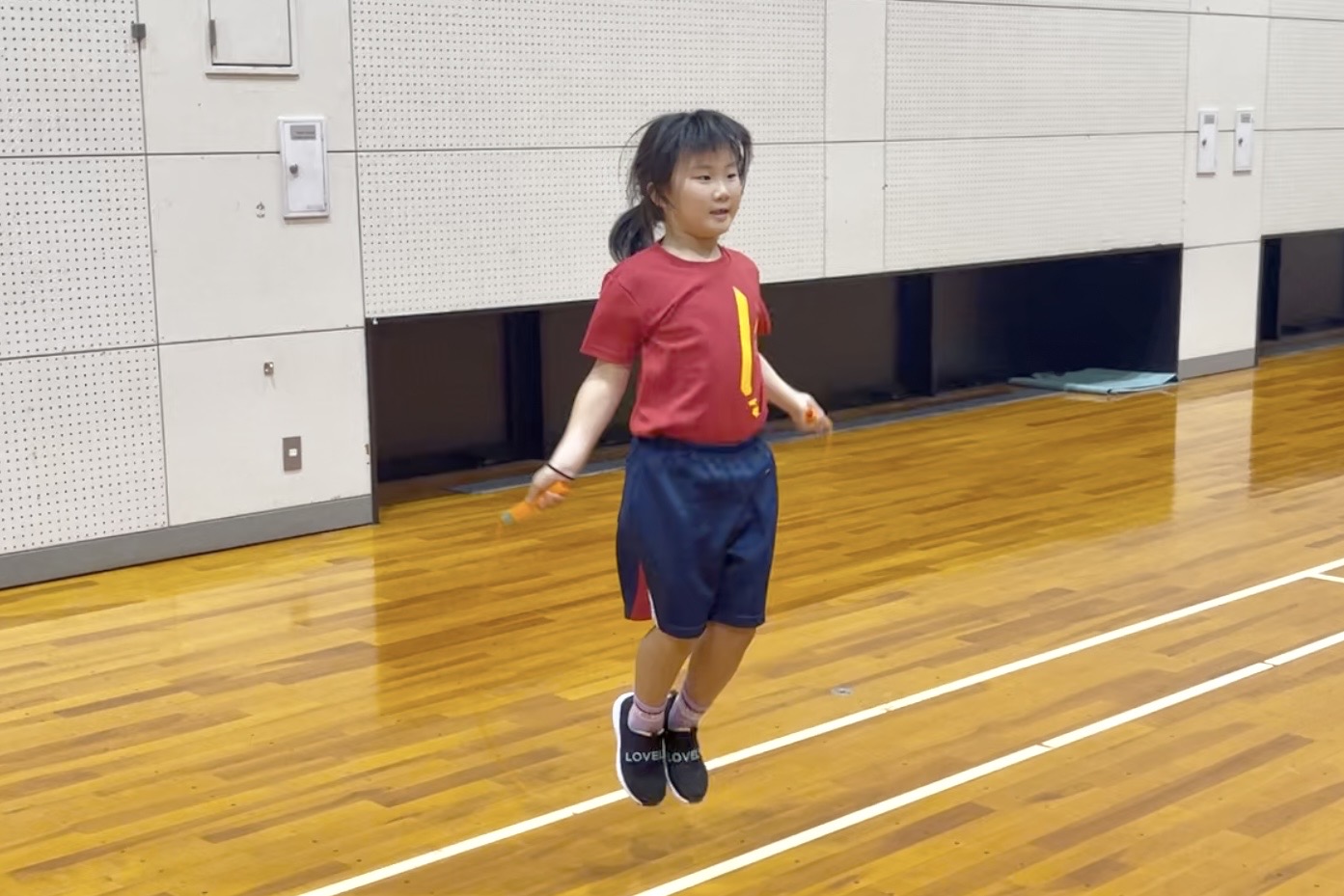 加賀市の体操教室で子どもが縄跳びの前跳びを練習している様子