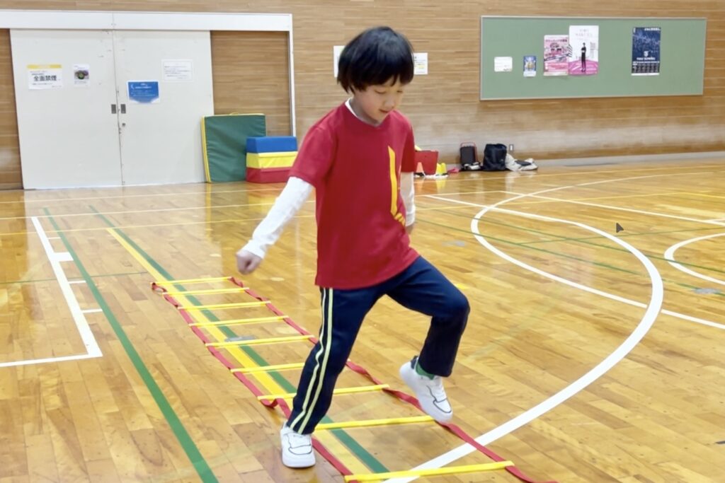 福井市の体操教室で子どもがラダートレーニングに取り組んでいる様子