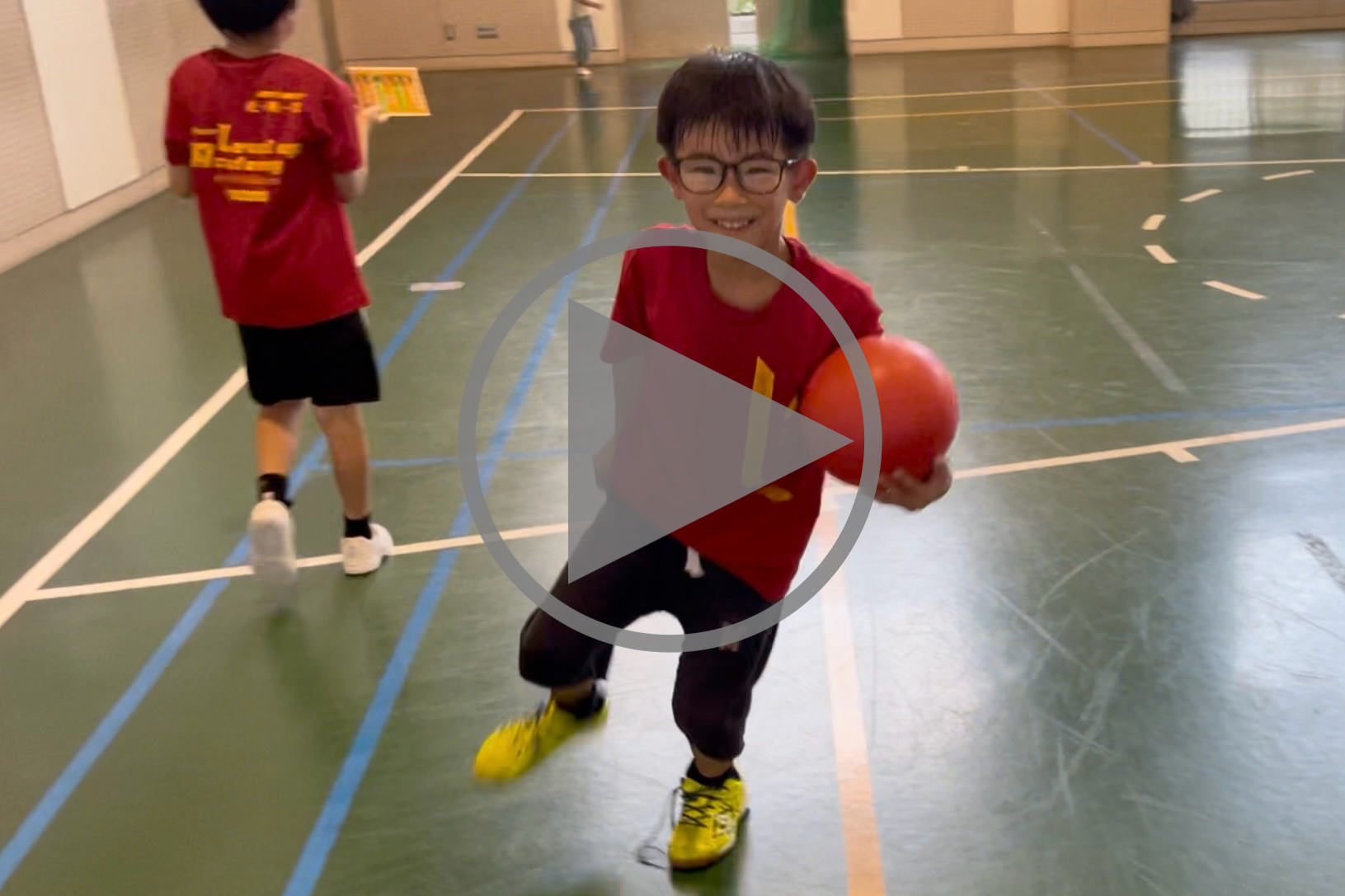 体育教室でボール運動に挑戦する子ども（成長動画サンプル）