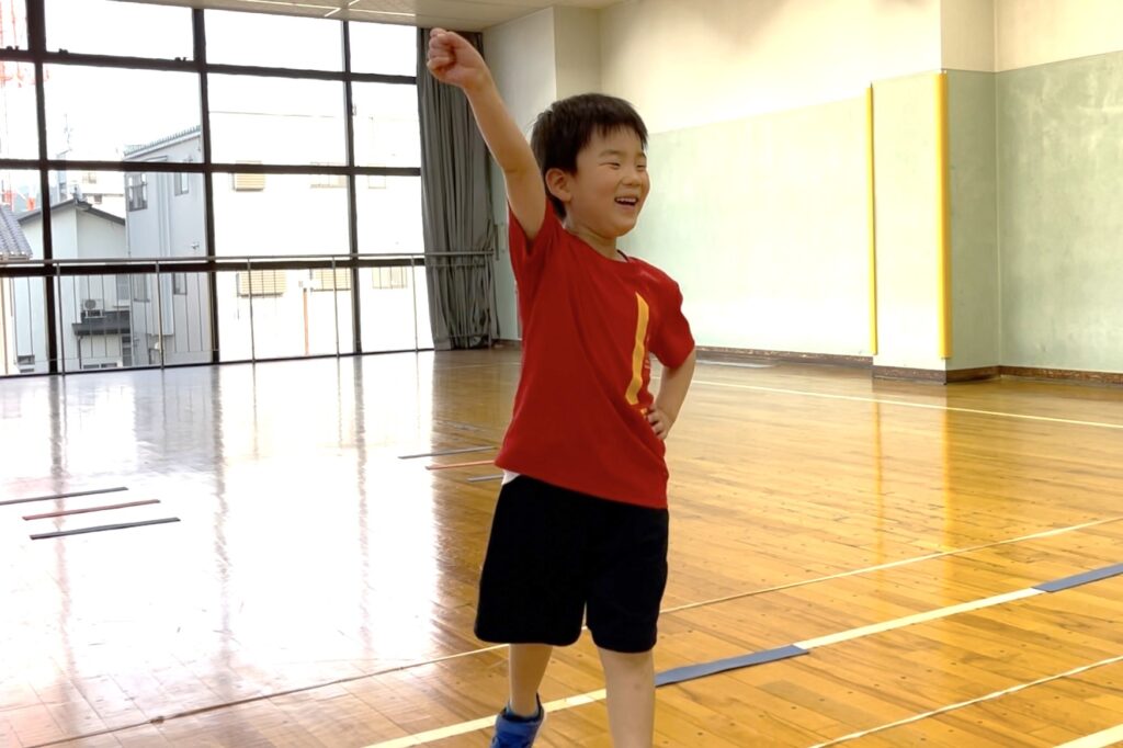 運動ができた喜びを感じる小学生の様子