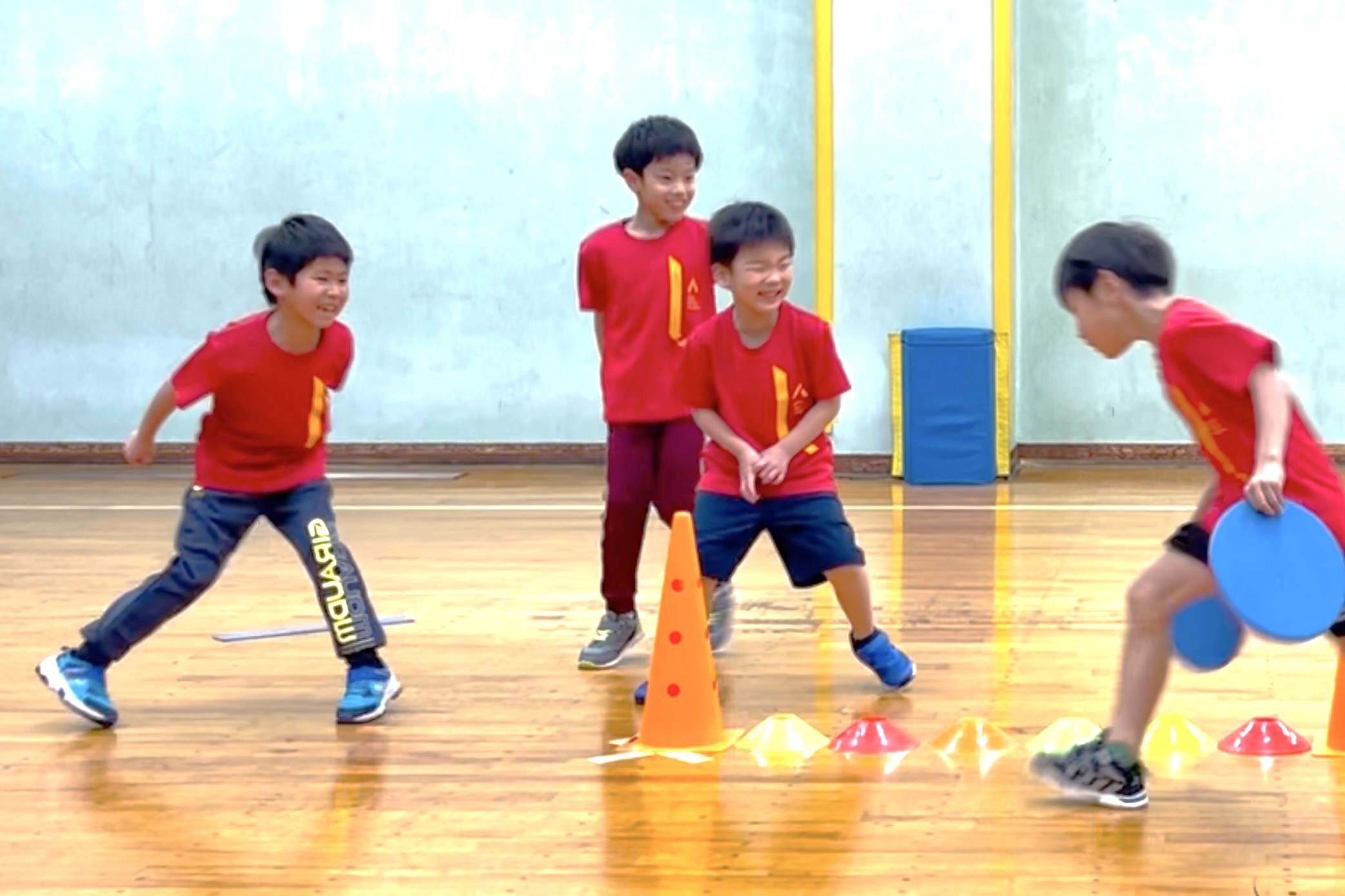 野々市市の体操教室で、オリジナルのかべ鬼ごっこに取り組む子どもたちの様子