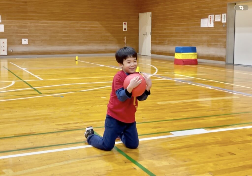 福井市の体操教室でボールキャッチができて笑顔になる幼児|スポーツ習い事