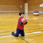 福井市の体操教室でボールキャッチができて笑顔になる幼児|スポーツ習い事
