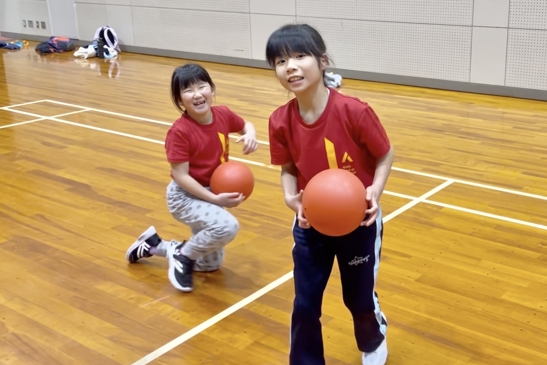 加賀市の体操教室でボールコントロールのトレーニングに取り組む笑顔の小学生｜楽しく運動能力を伸ばす大久保スポーツ教室