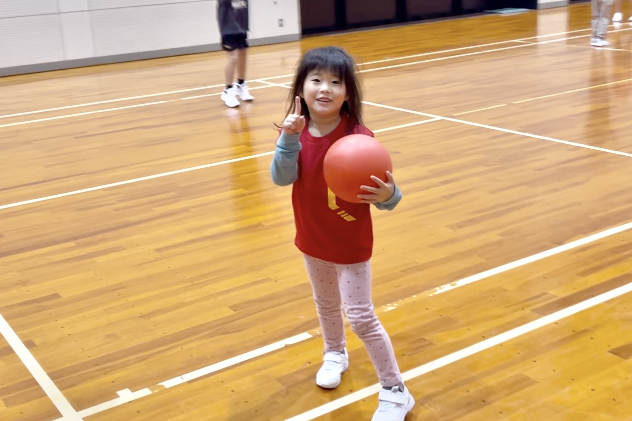 加賀市の体操教室でボール運動に取り組む笑顔の幼児｜楽しく運動能力を育てる大久保スポーツ教室