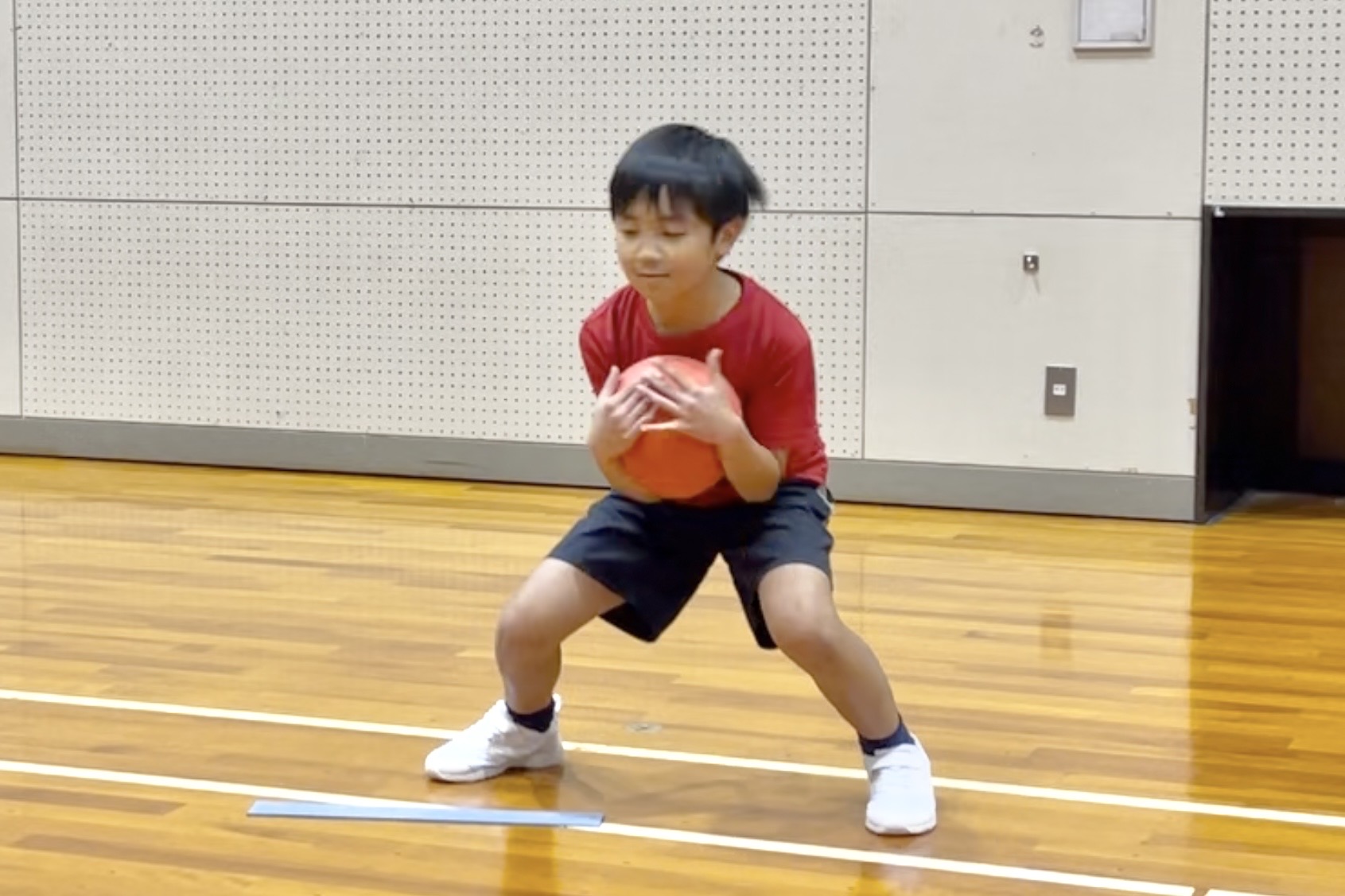 加賀市の体操教室で正しいフォームでボールをキャッチする小学生｜基礎から運動能力を育てる大久保スポーツ教室