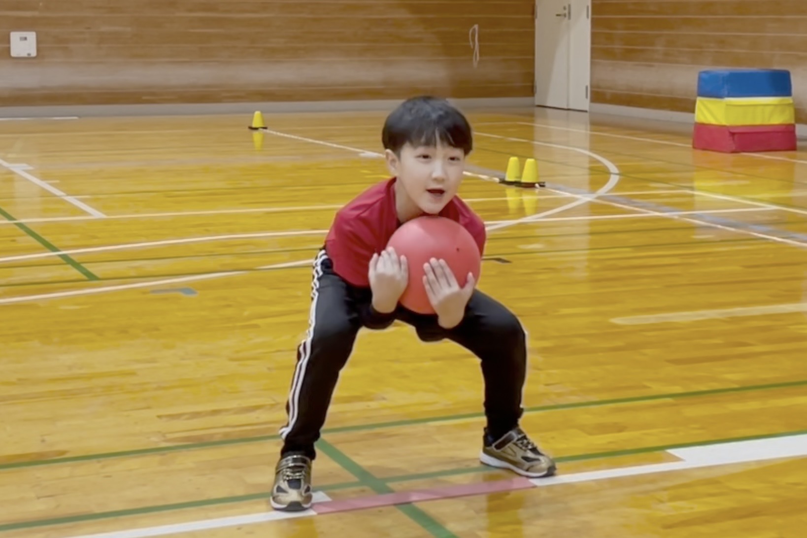 福井市の体操教室でドッジボールのボールキャッチ練習を行う子ども｜運動神経を育てるスポーツ習い事