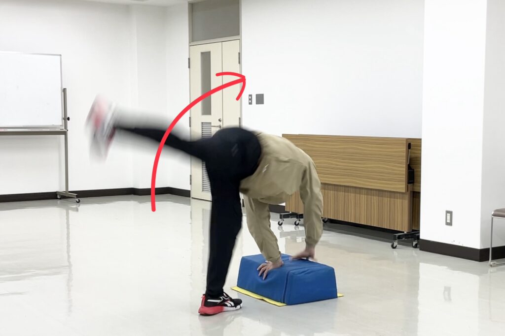 側転で着地がわからない子向けに、台に手をついて足を大きく振り上げる練習