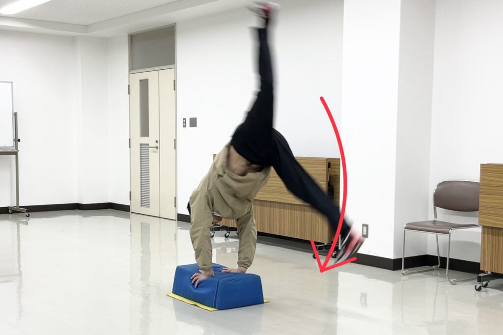 側転で振り上げた足を台の向こう側に着地させ、着地位置を理解する練習