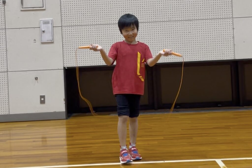 加賀市の体操教室で縄跳びに取り組む笑顔の幼児｜基礎から運動能力を育てる大久保スポーツ教室