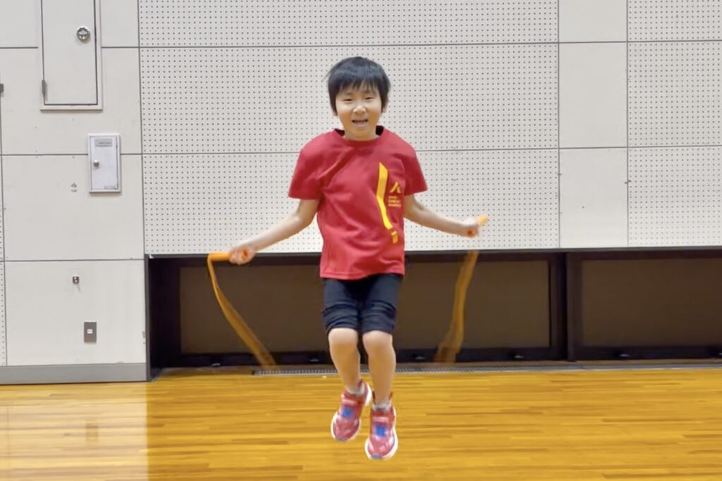 加賀市の体操教室で縄跳びに取り組み笑顔で跳ぶ幼児｜楽しく運動能力を育てる大久保スポーツ教室
