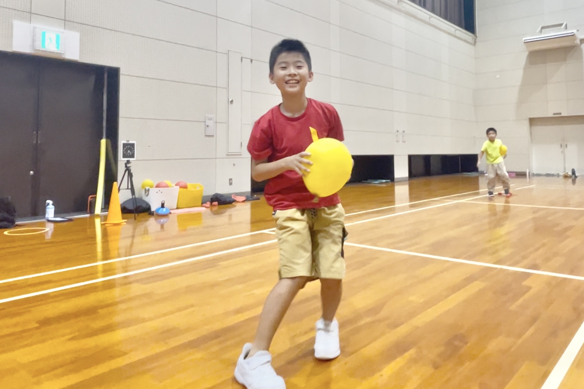 加賀市の体操教室でフーセンキャッチに成功し笑顔の小学生｜空間認知能力を育てるコーディネーショントレーニング