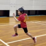 加賀市の体操教室でオリジナルのかけっこ練習を行い、正しいフォームで走る小学生の様子